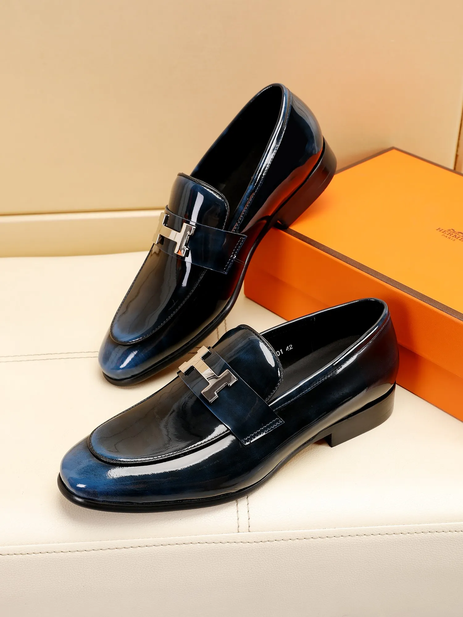 Factory price 460💶[HERMES] (cowhide lining)🍀Italian top luxury🍀He does not pursue novel styles and gorgeous colors, but attracts the favor of successful men with his flawless, elegant and classic style! This very, very comfortable, simple and stable style makes it easy to match any style! The pattern is absolutely 1:1 refined from the original case, and we strive for excellence in materials, imported cowhide + cowhide lining💪💪💪extraordinary texture👍! .Code number: 39 to 44 (38.4546 customized)